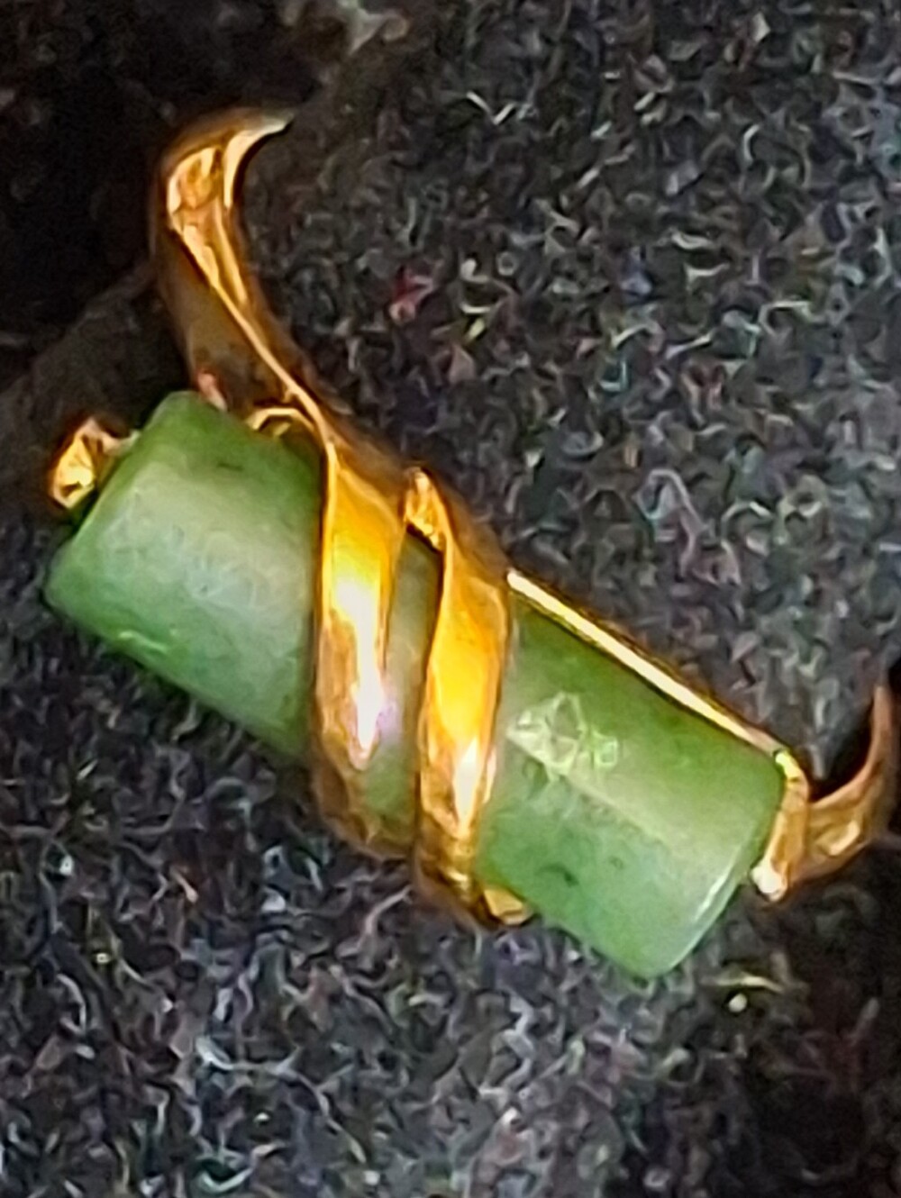 Avon 1978 Captured Jade Gold-Tone Ring With Green Jade Bar Size 7